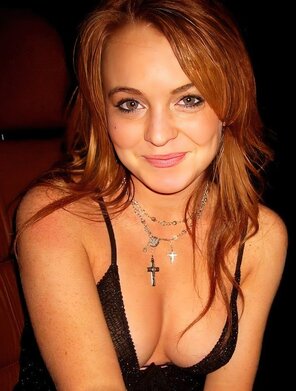 アマチュア写真 Lindsay-Lohan-Hot-Dark-Background-Wallpaper-gigapixel-standard-scale-4_00x