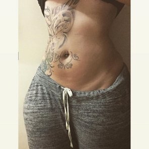 zdjęcie amatorskie Thick tattooed XXL girl showing off