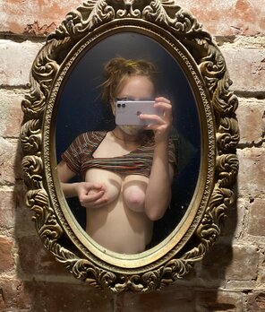 zdjęcie amatorskie Saw a pretty mirror so I had to take a nude...