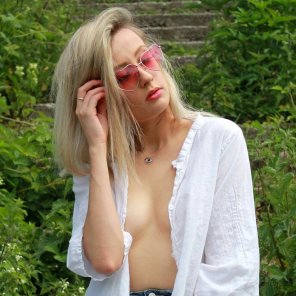 amateur-Foto Cutie pale blonde with her shirt open