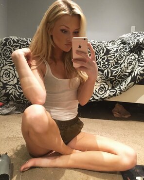 photo amateur A blonde in shorts