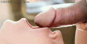 foto amateur Pouring into her mouth
