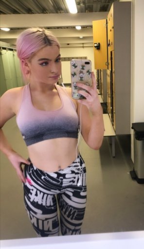 zdjęcie amatorskie Showing off her gym clothes