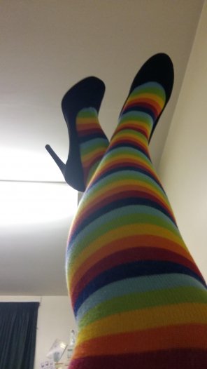 zdjęcie amatorskie New socks go with my heels