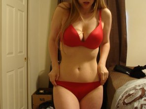 foto amateur Unpacking and getting undressed