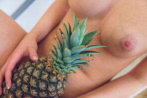 amateur-Foto metart_pineapple_kay-j_high_0124