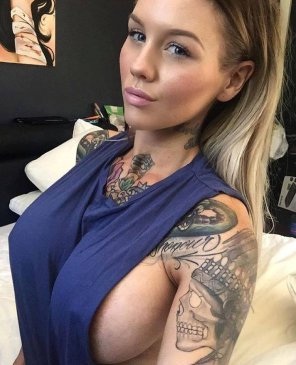 photo amateur Ink and sideboob + gorgeous face