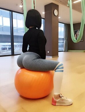 foto amadora Gao Qian sitting on a yoga ball
