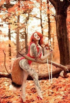 foto amadora Tattooed fox in woods.