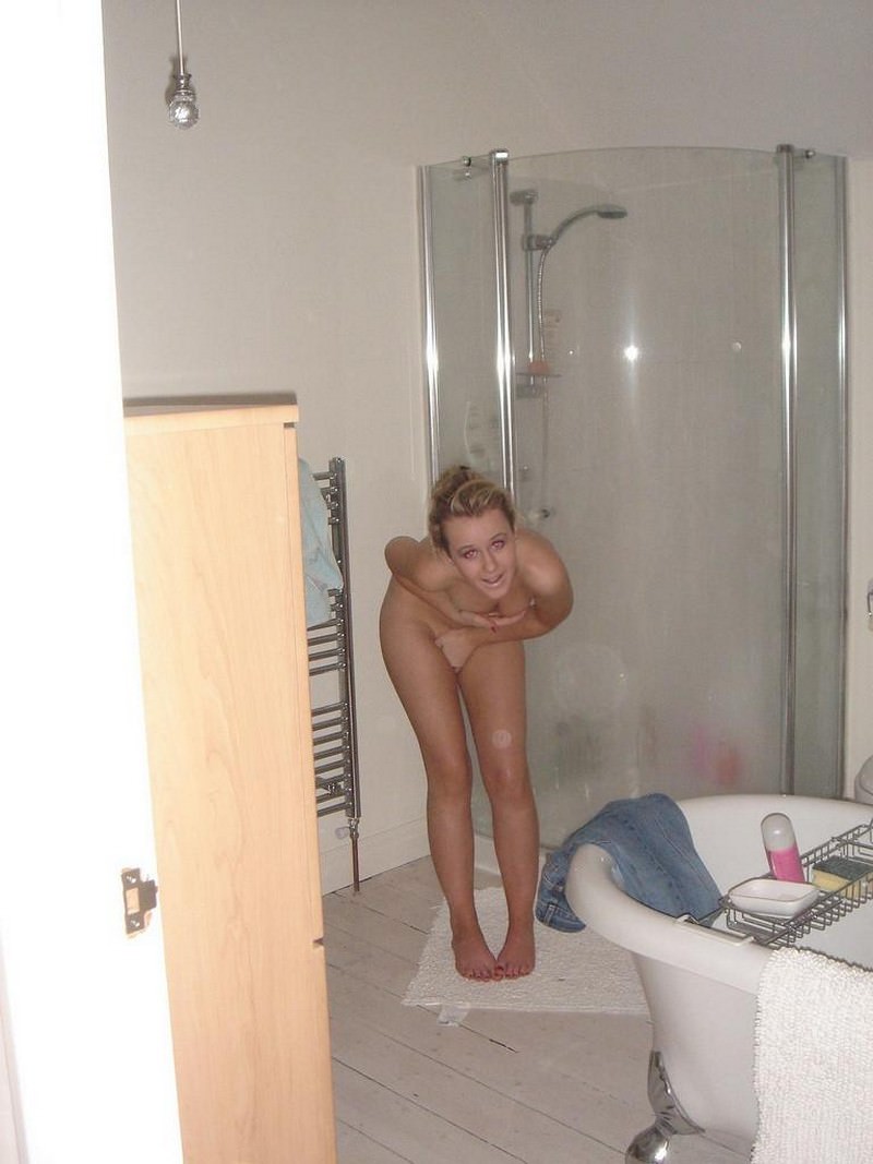 Caught naked in the bathroom Porn Pic - EPORNER