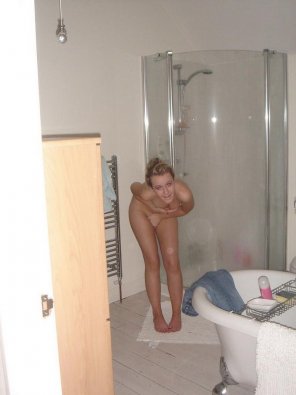foto amatoriale Caught naked in the bathroom