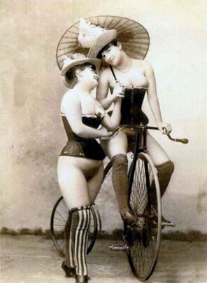 foto amateur Sir, upon a recent visit, cousins Edith and Madeleine did marvel at my modern bicycle.I did offer them a trial, but they feared their bustle skirts an