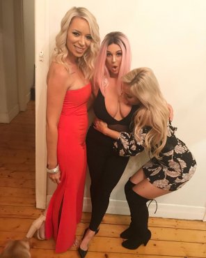 photo amateur Chloe with the fake surprise that her friend loves them titties...