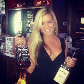 foto amadora Incredible Blonde, Amazing Cleavage, and some Jack Daniels