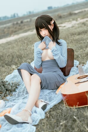 zdjęcie amatorskie Chunmomo-蠢沫沫-Guitar-Sister-11