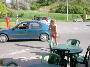 foto amateur Thong in the parking lot