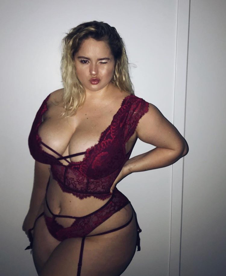 If you just ignore the captions, her IG isnt half bad. Porn Pic - EPORNER