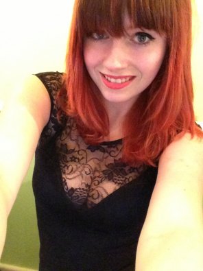 foto amateur Who else likes redheads and lacy cleavage?