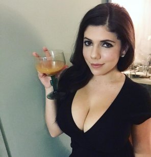 amateurfoto Emily raising her glass