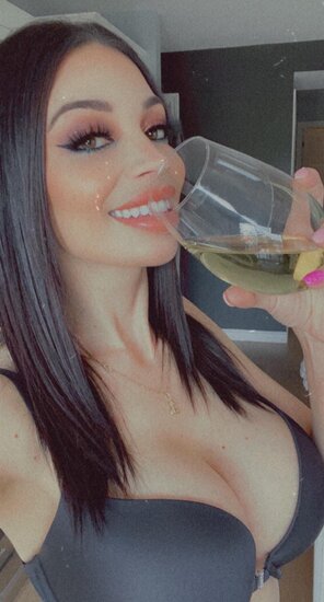 zdjęcie amatorskie horny as fuck right now and wine makes it worse ???? anyone here would drink with me ?