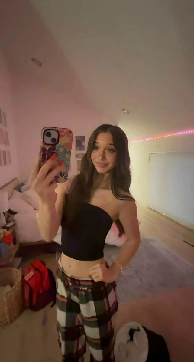 amateur photo RDT_20251016_2002208042417903810623153