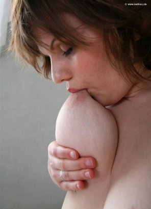 photo amateur Marie tastes her nipple