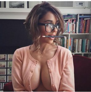 amateurfoto Sexy Sweater, Boobs and Glasses - She Has It All