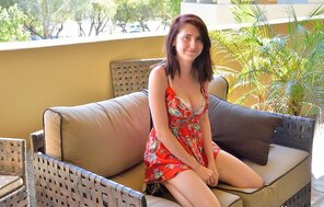amateur-Foto magnificent-cutie-playfully-poses-on-a-terrace-and-stuffs-her-pussy-with-bowling-pins-20_w800