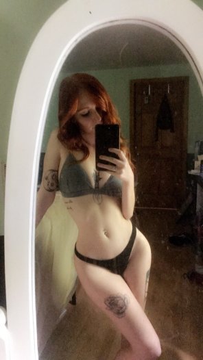 amateur pic Tatted Red