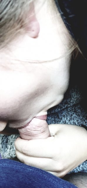amateur-Foto FiancÃ©e putting her mouth to good use. Who else wants to stand around her for a go?