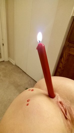 zdjęcie amatorskie Lighting Arm Candle Material property 