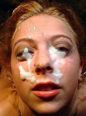 foto amatoriale Big load on her face