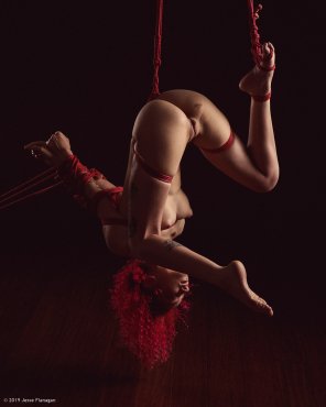 amateurfoto Yaya tied upside down