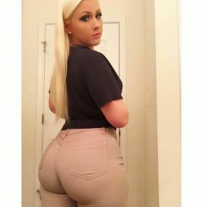 amateur pic Blonde cutie with a big booty