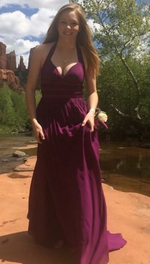 photo amateur Busty prom pic
