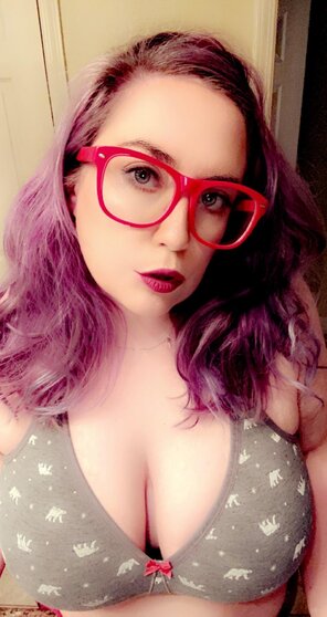 photo amateur What color should I dye my hair to go with my glasses? Don't say red! ðŸ˜‚