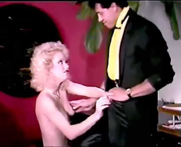 Blonde MFF Threesome_0.00.45.01