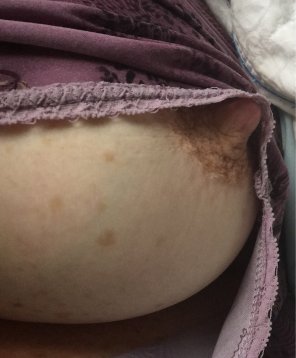 zdjęcie amatorskie One hard nipple [f]