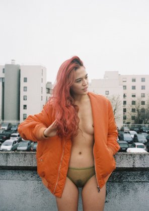photo amateur Orange coat