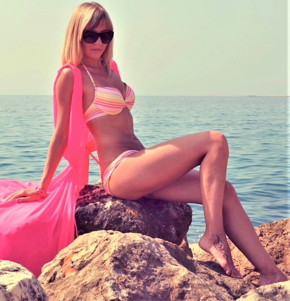 Natalia blonde bikini slut boobs legs feet hair Porn Pic - EPORNER