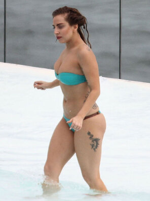 zdjęcie amatorskie LADY-GAGA-in-Bikini-at-Hotel-Pool-in-Rio-de-Janeiro-15