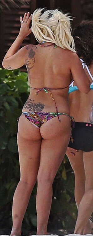 foto amateur LADY-GAGA-in-Bikini-at-Hotel-Pool-in-Rio-de-Janeiro-15e