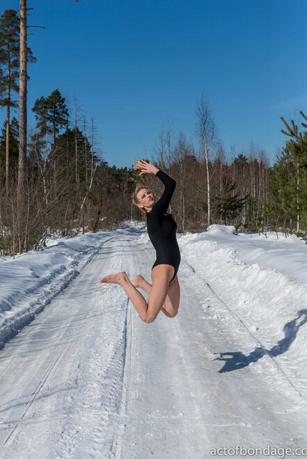 claudia_barefoot_in_snow-4