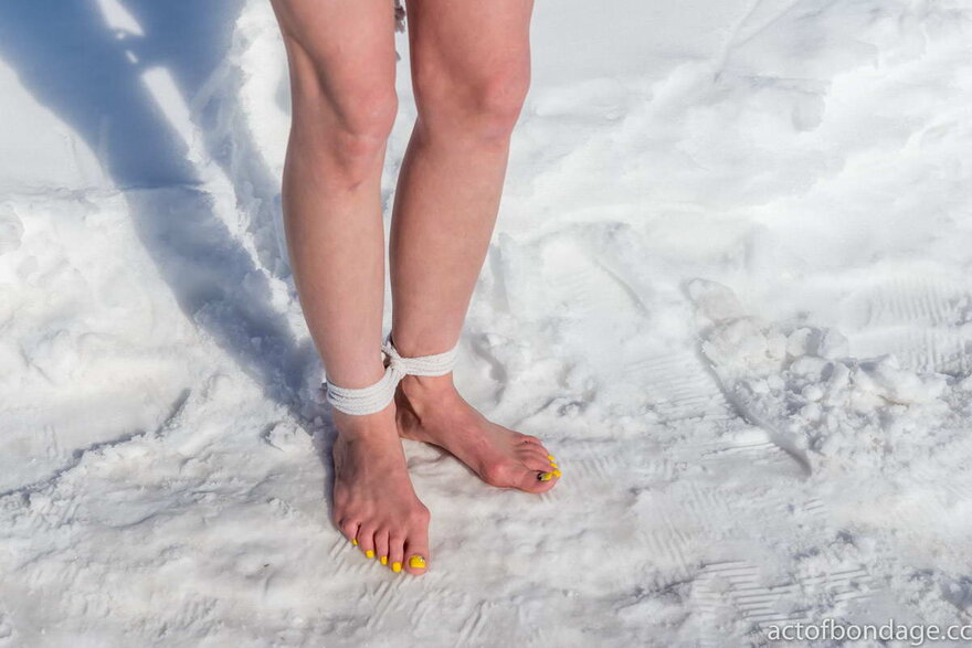 claudia_extreme_bondage_snowballs-4