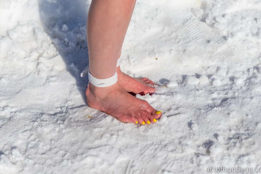claudia_extreme_bondage_snowballs-8