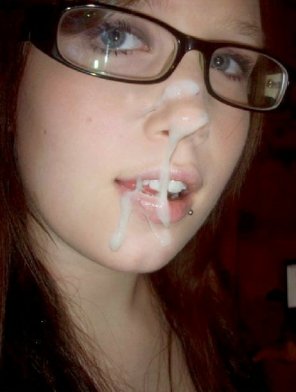 foto amateur Dripping off her nose