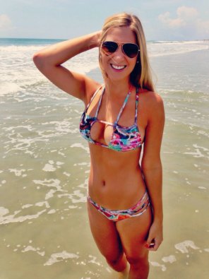 foto amateur Blonde babe at the beach.