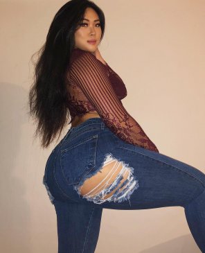 amateurfoto Jin Baek's ass blasting through her jeans