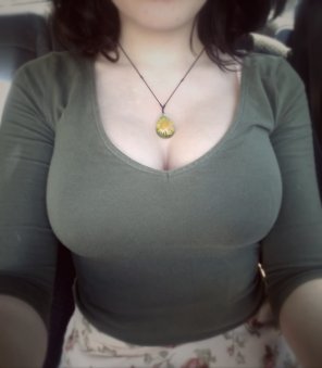 zdjęcie amatorskie It's so satisfying when my necklace [f]its right in my cleavage. ðŸŒ»