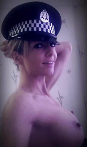 zdjęcie amatorskie [F35] I bet there wouldn't be much people complaining if I was the one arresting them!